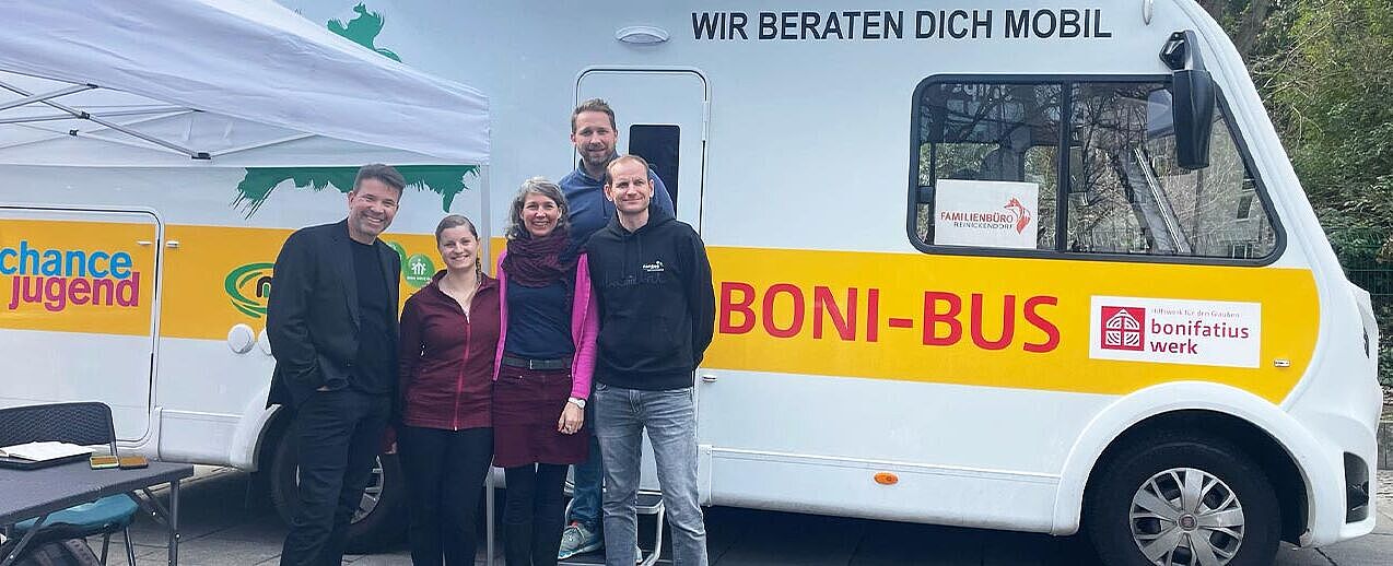 Schauen sich den neuen Beratungsbus der Manege an (von links): Dr. Matthias Hüttenrauch, Lisa Görwitz (Mitarbeiterin Familienbüro), Kerstin Mahn (Mitarbeiterin Familienbüro), Johannes Arena Vogt (Standortleiter Reinickendorf) und Erik Mohring (stellvertretender Einrichtungsleiter). Foto: Manege gGmbH