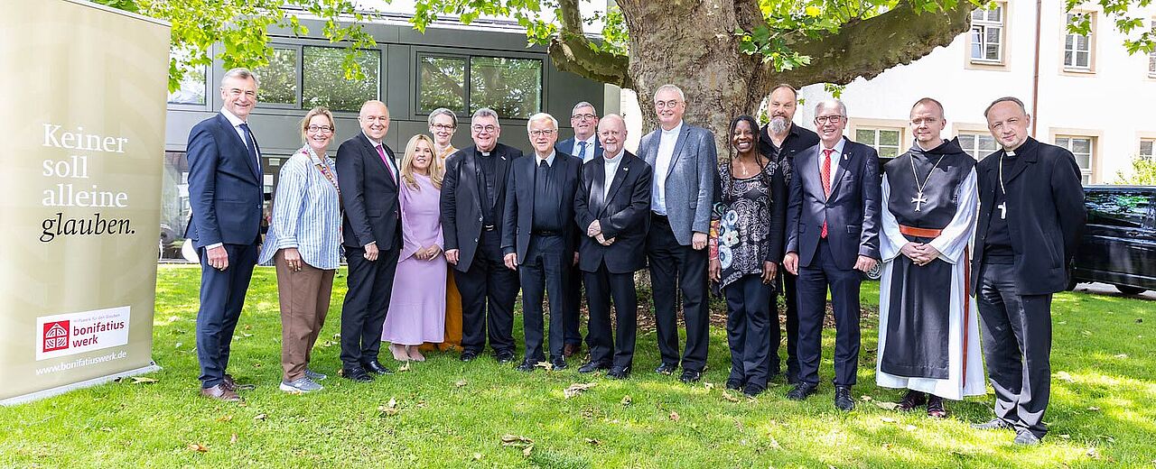 Haben gemeinsam den Bonifatiustag und das 40. Priesterweihejubiläum von Msgr. Austen begangen (von links): Robert Siemensmeyer (stellvertretender Bürgermeister der Stadt Paderborn), WDR-Moderatorin Yvonne Willicks, Landrat Christoph Rüther, Sängerin Maite Kelly, Caroline Freifrau von Ketteler (Vizepräsidentin des Bonifatiusrates), Bonifatiuswerk-Generalskeretär Msgr. Georg Austen, der Berliner Erzbischof Dr. Heiner Koch, Bonifatiuswerk-Geschäftsführer Ingo Imenkämper, Generalvikar Pascal René Lung (Bistum Stockholm), Generalvikar Prälat Thomas Dornseifer, Gesangs-Duo Judy Bailey und Patrick Depuhl, Bonifatiuswerk-Präsident Manfred Müller, Bischof Erik Varden (Bischof von Trondheim und Vorsitzender der Nordischen Bischofskonferenz), Bischof Viktors Stulpins (Bischof von Liepāja). Foto: Hartmut Salzmann
