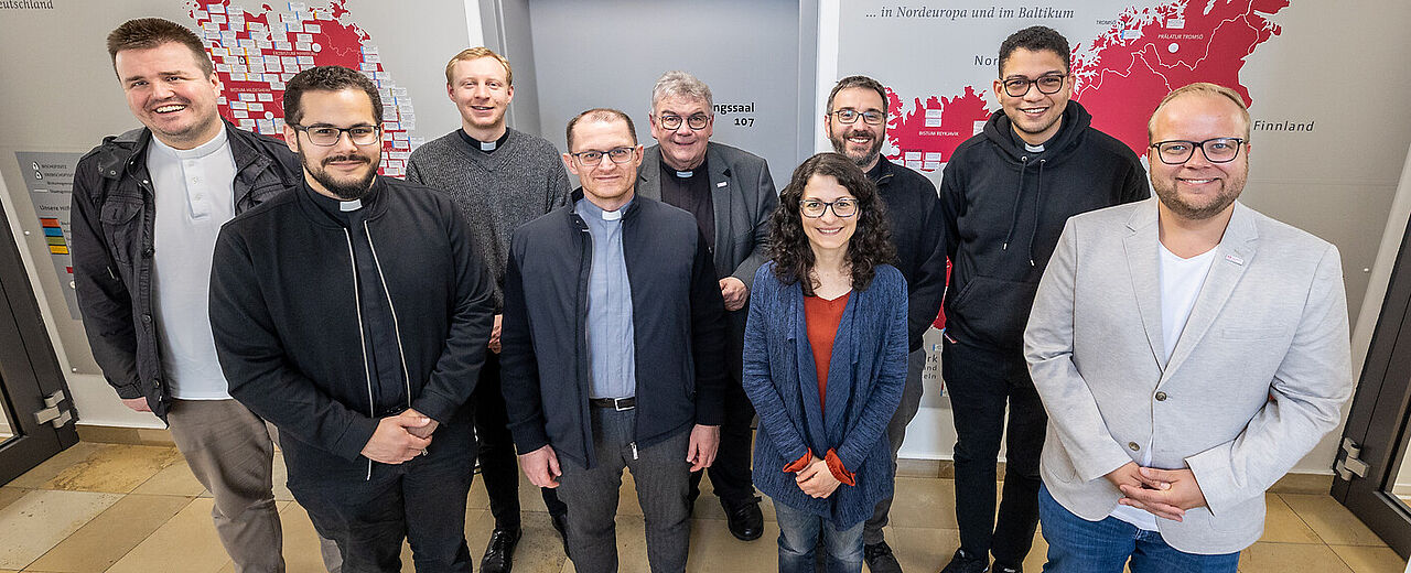 Trafen sich zum Austausch:  Senad Mrkalievic (Erzbistum Berlin), Karim-Habib Gehrmann (Bistum Dresden-Meißen), Theodor Christoph Meyer (Erzbistum Berlin), Viktor Schefer (Erzbistum Paderborn), Bonifatiuswerk-Generalsekretär Monsignore Georg Austen, Lidia Fioravanti (Newman-Institut Uppsala), Marco Marini, Dennis Castillo Jiménez (beide Erzbistum Berin) und Julian Heese (Leiter des Bereichs Missionarische und diakonische Pastoral). Foto: Hartmut Salzmann