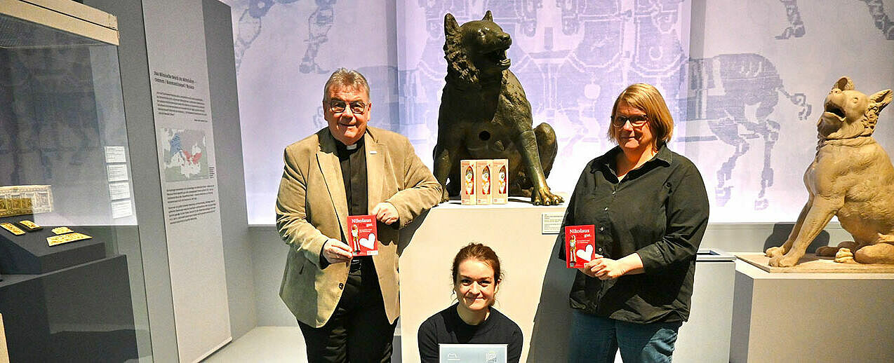 Bonifatiuswerk-Generalsekretär Monsignore Georg Austen, Museumspädagogin Britta Schwemke, Kuratorin Dr. Christiane Ruhmann vor der beliebten Aachener Bärin. (Foto: Diözesanmuseum Paderborn)