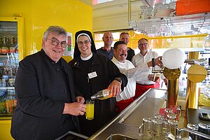 Monsignore Georg Austen, Schwester M. Deodata Weber und vier Schützenbrüder der Paderborner Heide-Kompanie helfen beim Charity-Frühschoppen. (Foto: Theresa Meier)