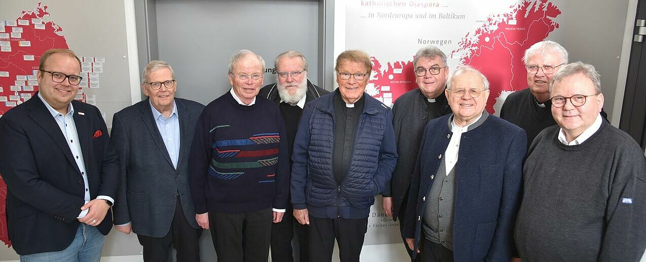 Monsignore Austen, Generalsekretär des Bonifatiuswerkes (4.v.r.) und Julian Heese, Bereichsleiter Missionarische und diakonische Pastoral (links) diskutierten mit den Priestern des Weihejahrgangs 74/75 über eine "Kirche ohne Illusionen" (Foto: Pia Wittek)