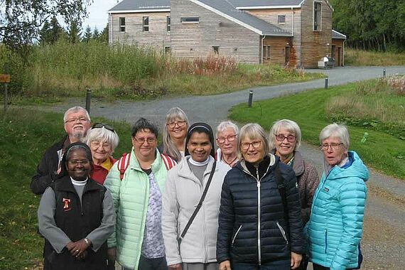 Die zweite Reisegruppe beim Besuch der Zisterzienser im Kloster in Munkeby. (Foto: Pfarrer Stephan Wolff)