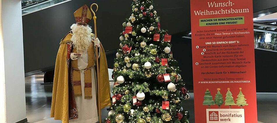 Der Nikolaus vor dem Wunsch-Weihnachtsbaum, an dem die Wunschkärtchen der Kinder aus dem „Haus Teresa“ in Kirchworbis (Thüringen) hängen. (Foto: Oliver Gierens)