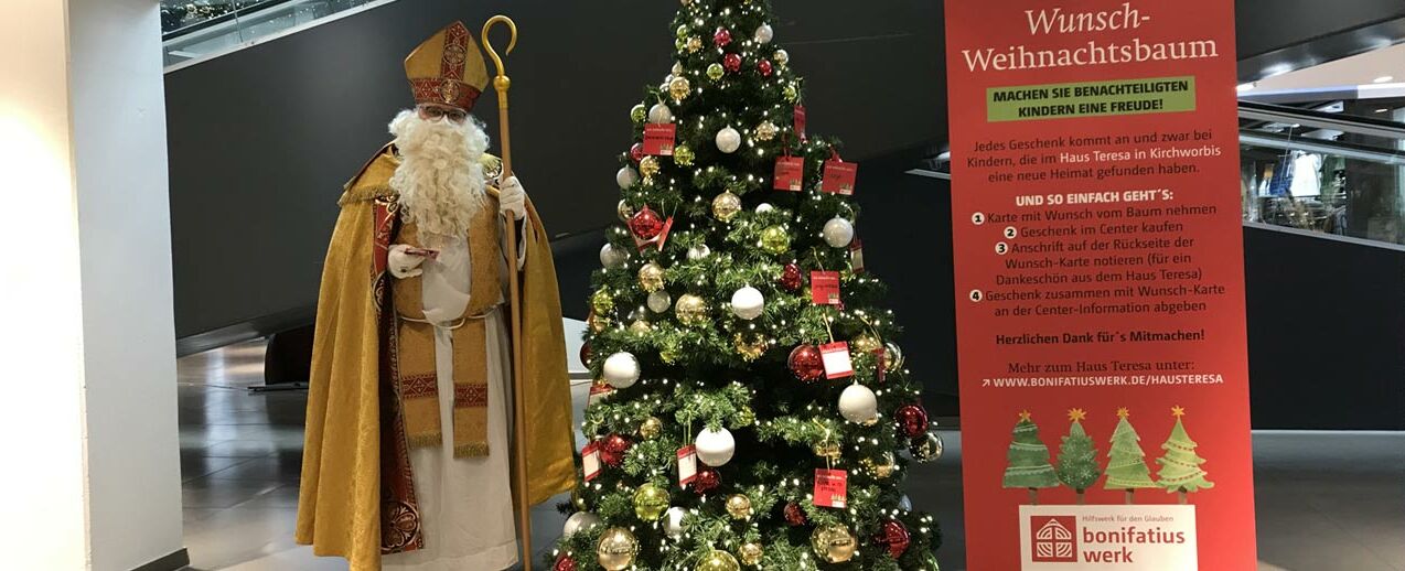 Der Nikolaus vor dem Wunsch-Weihnachtsbaum, an dem die Wunschkärtchen der Kinder aus dem „Haus Teresa“ in Kirchworbis (Thüringen) hängen. (Foto: Oliver Gierens)