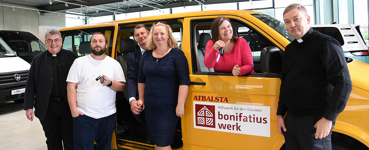 Zur großen Freude der Projektpartner hat Bonifatiuswerk-Generalsekretär Monsignore Georg Austen (l.) die BONI-Busse übergeben. Von links: Kaspar Šulcs (Pfarrei St. Albert, Riga), Juris Osis und Indra Ose (Pfarrei Maria Magdalena, Riga), Ilze Senberga (katholisches Gymnasium Riga) und Pfarrer Mārtiņš Klušs (Pfarrei St. Peter,  Daugvapils) (Foto: Theresa Meier)