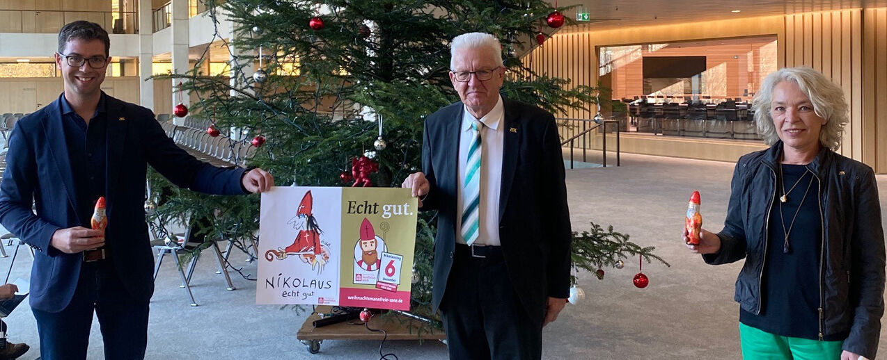 Ralf Nentwich MdL, Ministerpräsident Winfried Kretschmann und Martina Häusler (Sprecherin für Kirchen und Religionsgemeinschaften) setzen Zeichen für den heiligen Nikolaus (Foto: Fraktion GRÜNE im Landtag von Baden-Württemberg) 