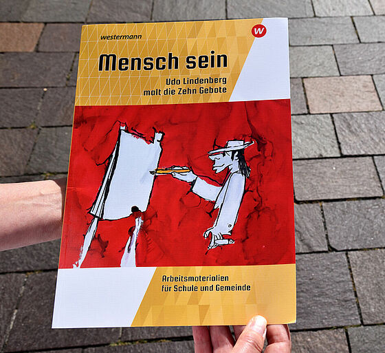 „Mensch sein“ – die Arbeitshilfe zu Udos 10 Geboten jetzt im Shop des Bonifatiuswerkes erhältlich. Foto: Theresa Meier