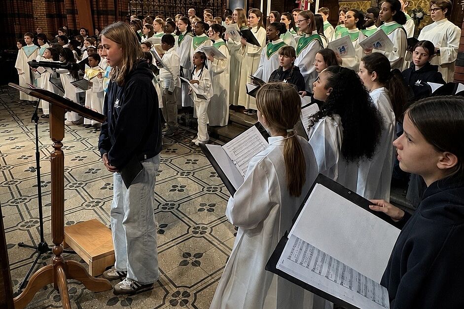 Das gemeinsame Friedensgebet in St. Johannes: drei schwedische Chöre und der Mädchenchor singen zusammen für den Frieden.   (Foto: Katharina Rießland) 
