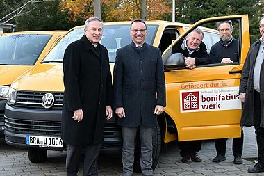 Weihbischof Wilfried Theising (von Links), Dr. Markus Wonka, Leiter der Abteilung Seelsorge im Bischöflich Münsterschen Offizialat, Pfarrer Karl Jasbinscheck (Nordenham), Hans-Joachim Meyer und Albert Schweitzer (beide Lemwerder). (Foto: Ludger Heuer)