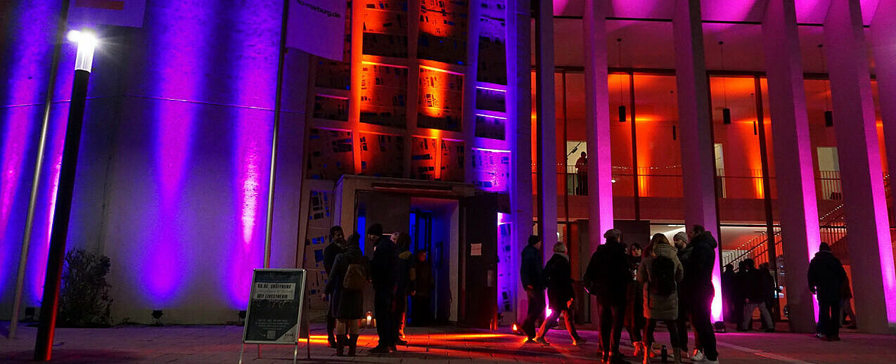 Das neue KA.RE mit Lichtinstallationen in Szene gesetzt. (Foto: Maximilian Glorius)