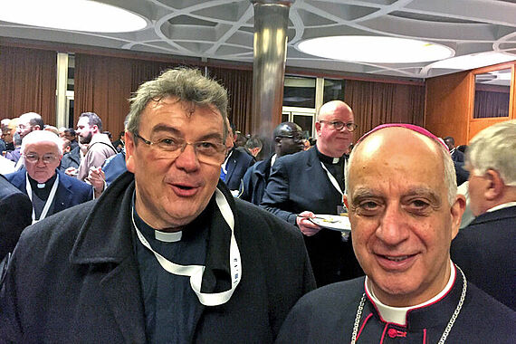 Monsignore Georg Austen und Kurienerzbischof Rino Fisichella vom Päpstlichen Rat zur Förderung der Neuevangelisierung nach der Aussendung durch Papst Franziskus.
