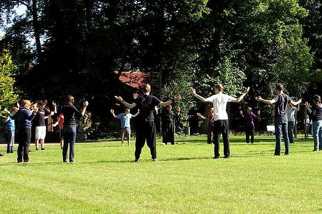 Eine Jugendgruppe übt Meditation und Achtsamkeit. (Foto: Kloster Nütschau) 