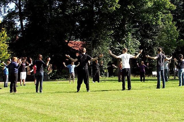 Eine Jugendgruppe übt Meditation und Achtsamkeit. (Foto: Kloster Nütschau) 