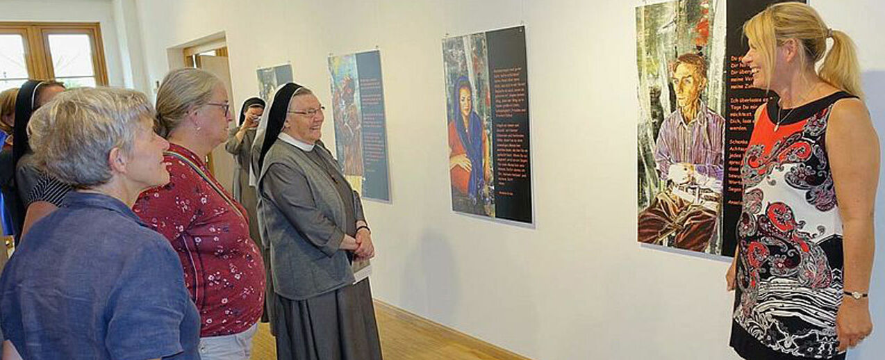 Ein Rundgang mit der Künstlerin Sylvia Vandermeer. (Foto: Eugen Kienzler)