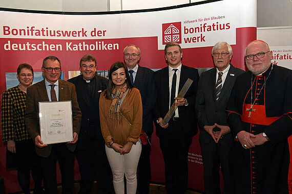 Der dritte Preis ging an das Berufskolleg St. Michael in Ahlen im Bistum Münster. Von Links: Jurymitglied Uta Raabe, Johannes Gröger, Monsignore Georg Austen, Noelle Vatterodt, Lothar Weichel, Moritz Dickmann, der Präsident des Bonifatiuswerkes, Heinz Paus, und Kardinal Reinhard Marx.