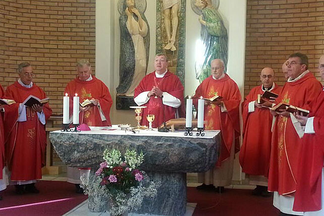Die Vertreter der nordischen Bischofskonferenz und Monsignore Austen während einer Eucharistiefeier im Karmel.