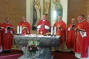 Die Vertreter der nordischen Bischofskonferenz und Monsignore Austen während einer Eucharistiefeier im Karmel.