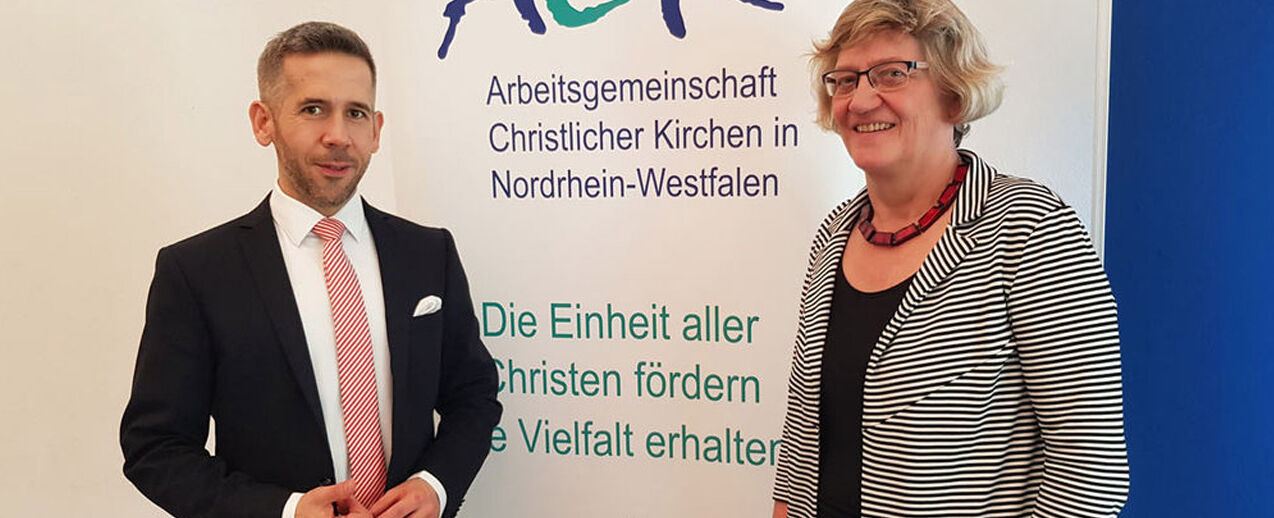 Auf dem Studientag der ACK-NRW in Schwerte: Sebastian Schwertfeger, Projektleiter ‚Herkunft hat Zukunft‘ und Pfarrerin Annette Muhr-Nelson, Vorsitzende der ACK-NRW. (Foto: David Gorny) 