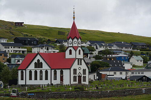 Eine Kirche inmitten der beeindruckenden Landschaft der Färöer-Inseln. Foto: Pfr. Martin Geistbeck