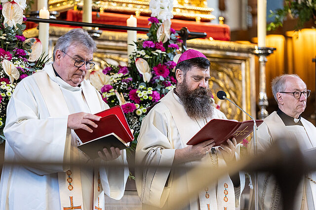 Leiteten die Gebetsstunde für die Diaspora: Bonifatiuswerk-Generalsekretär Monsignore Georg Austen, David Tencer (Bischof von Reykjavík) und Pfarrer Wolfgang Winkelmann (v.l.). Foto: Hartmut Salzmann