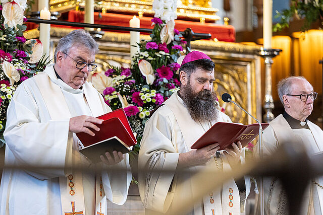 Leiteten die Gebetsstunde für die Diaspora: Bonifatiuswerk-Generalsekretär Monsignore Georg Austen, David Tencer (Bischof von Reykjavík) und Pfarrer Wolfgang Winkelmann (v.l.). Foto: Hartmut Salzmann