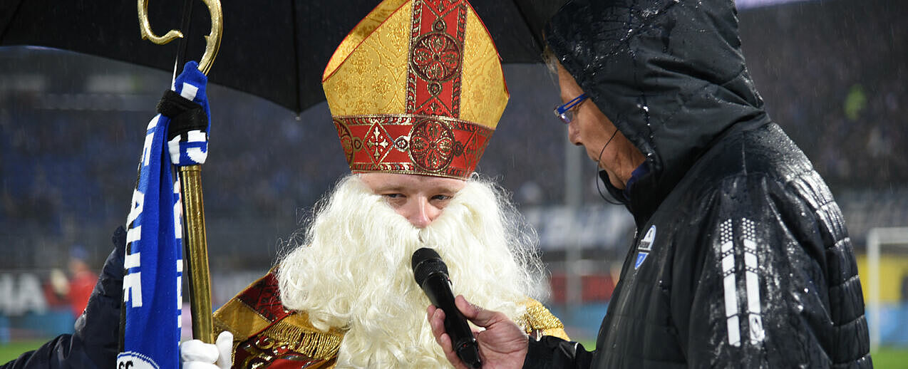 Stadionsprecher Jürgen Lutter freut sich über den Besuch von Bischof Nikolaus in der ausverkauften Home Deluxe Arena in Paderborn. (Foto: Theresa Meier)