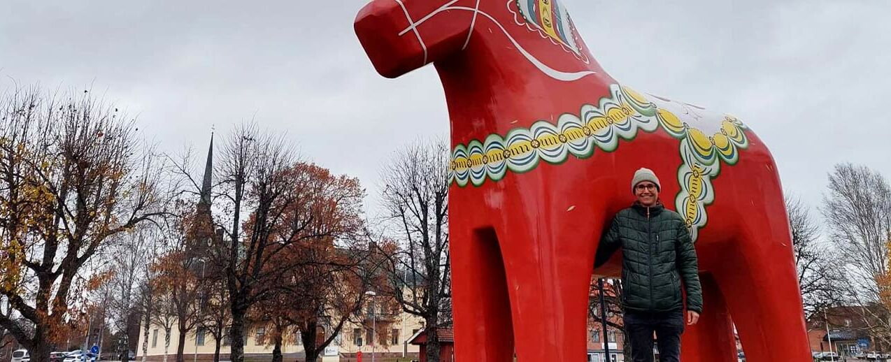Katharine Pilgrim vor einem riesigen Dalapferd, welche typisch für Schweden sind. (Foto: privat)