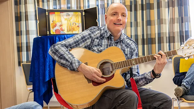 Gemeindereferent Christof Stracke aus Delbrück (Kreis Paderborn) ist ausgewiesener Kamishibai-Fan und setzt das Erzähltheater in der Familienkatechese ein. Foto: Hartmut Salzmann