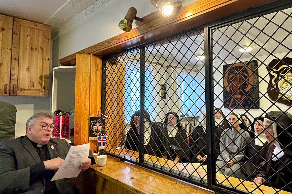 Monsignore Georg Austen im Gespräch mit den Karmelitinnen Hafnarfjördur. Foto: Karmel-Kloster Hafnarfjördur