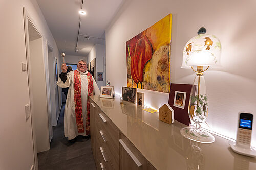 Bonifatiuswerk-Generalsekretär Monsignore Georg Austen segnete die Wohnungen im Mehrgenerationenhaus. Foto: Hartmut Salzmann