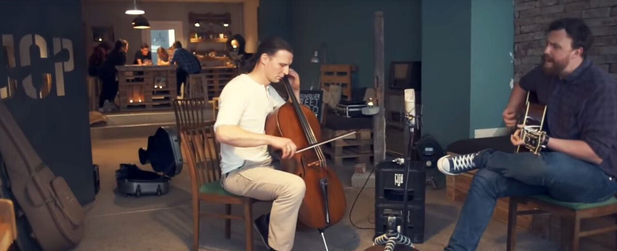 Musikalische Begleitung mit Martin Papke (l.) (Foto: Video-Screenshot JugendCityPastoral)