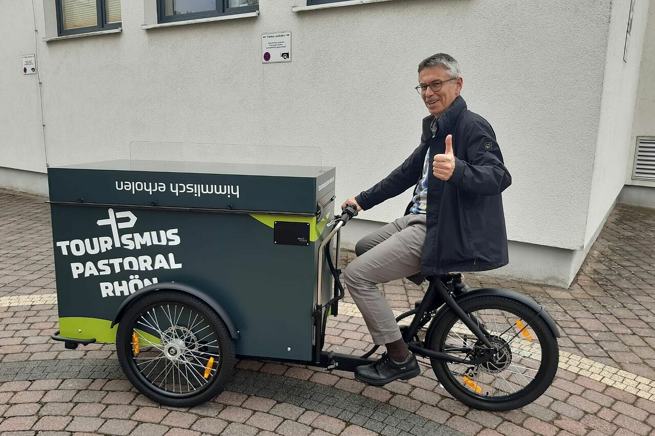 Erste Fahrversuche mit dem Lastenrad der besonderen Art (Foto: Tourismuspastoral)