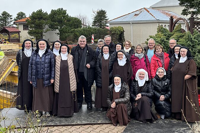 Das Karmelkloster in Hafnarfjördur war ein Ziel der Spenderreise durch Island. Das Foto zeigt die Gruppe mit den Karmelitinnen auf der Baustelle zum Erweiterungsbau. (Foto: Karmelkloster Hafnarfjördur)
