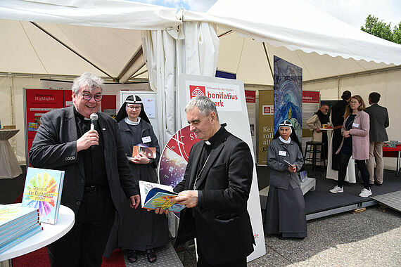 Monsignore Georg Austen, Schwester Olga Maria, Erzbischof Dr. Nikola Eterović und Schwester Petrin auf dem Katholikentag in Stuttgart. (Foto: S. Helmers)