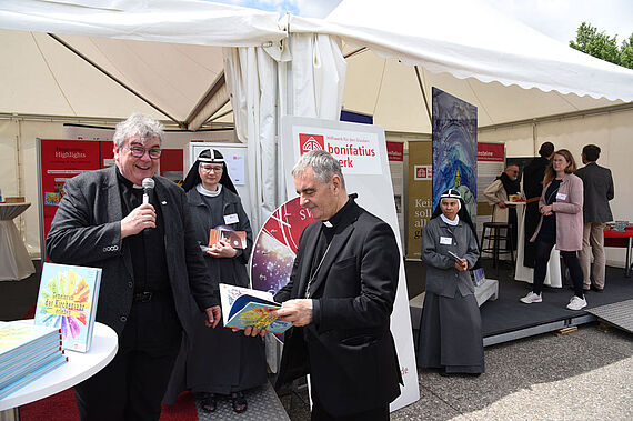 Monsignore Georg Austen, Schwester Olga Maria, Erzbischof Dr. Nikola Eterović und Schwester Petrin auf dem Katholikentag in Stuttgart. (Foto: S. Helmers)