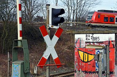 Spurensuche Andreaskreuz: An jedem Bahnübergang in ganz Deutschland lässt sich eine Verbindung zu unseren Heiligen finden. Das Andreaskreuz geht auf den Heiligen Andreas zurück. Foto: Theresa Meier 