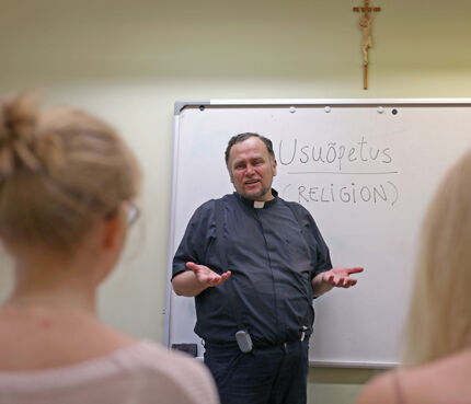 Pfarrer Miguel unterrichtet auch an der katholischen Schule. Foto: M. Nowak