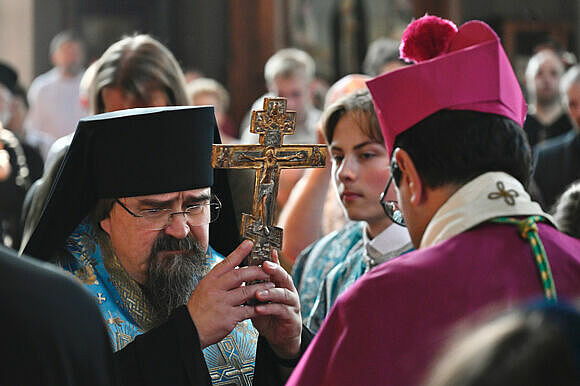 Die Prozession begann in der Uspenski-Kathedrale mit dem orthodoxen Bischof Sergej von Hamina und dem katholischen Bischof Raimo Goyarrola. (Foto: Marko Tervaportti)
