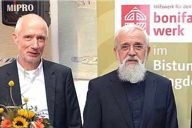 Bischof Feige beim Amtswechsel: Dagobert Glanz (links) übernimmt das Amt des Vorsitzenden des Bonifatiuswerkes im Bistum Magdeburg von Propst Hentschel (rechts). (Foto: Matthias Holluba)