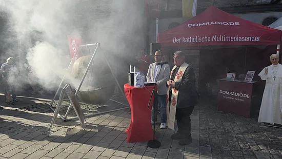 Über 800 Fürbitten wurden bei der Andacht am XL-Weihrauchfass von DOMRADIO.DE gesegnet und im Gebet vor Gott getragen.  Bonifatiuswerk-Generalsekretär, Monsignore Georg Austen stand der Andacht vor. Mit dabei: Julian Heese (Bereichsleiter Missionarische und diakonische Pastoral). Foto: Oliver Kelch