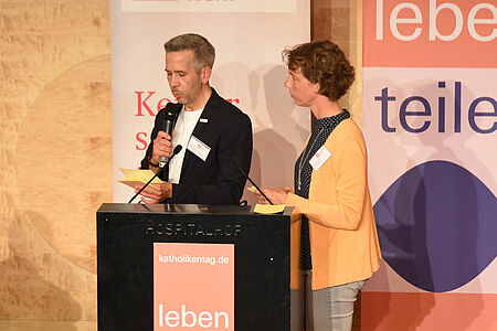 Sebastian Schwertfeger und Schwester Ruth Stengel SMMP trugen als Anwälte des Publikums dessen Fragen vor. (Foto: Simon Helmers)