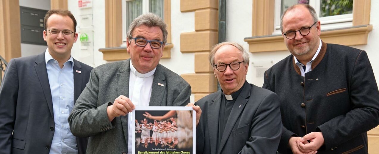 Daniel Born (v.l.), Monisgnore Georg Austen, Pfarrer Wolfgang Winkelmann und Matthias Micheel werben für das Benefizkonzert des lettischen Frauenchores BALTA. (Foto: Theresa Meier)