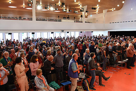 Das Publikum klatscht euphorisch mit zur Musik von Judy Bailey. (Foto: Simon Helmers)