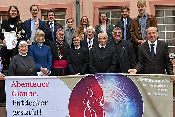 Prälat Erich Läufer (vorne, Dritter von rechts) 2019 bei der Verleihung des Sonderpreises "Komm-und-sieh-Kurs" an das Dresdner St. Benno-Gymnasium. (Foto: Kleibold) 