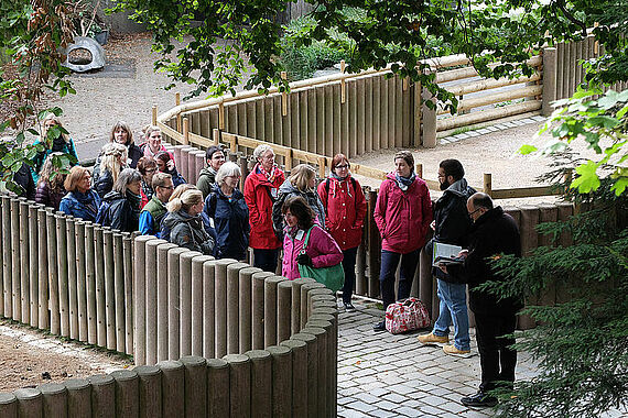 In Gruppen erkundeten die Religionslehrerinnen und -lehrer den Dortmunder Zoo. (Foto: David Gorny) 