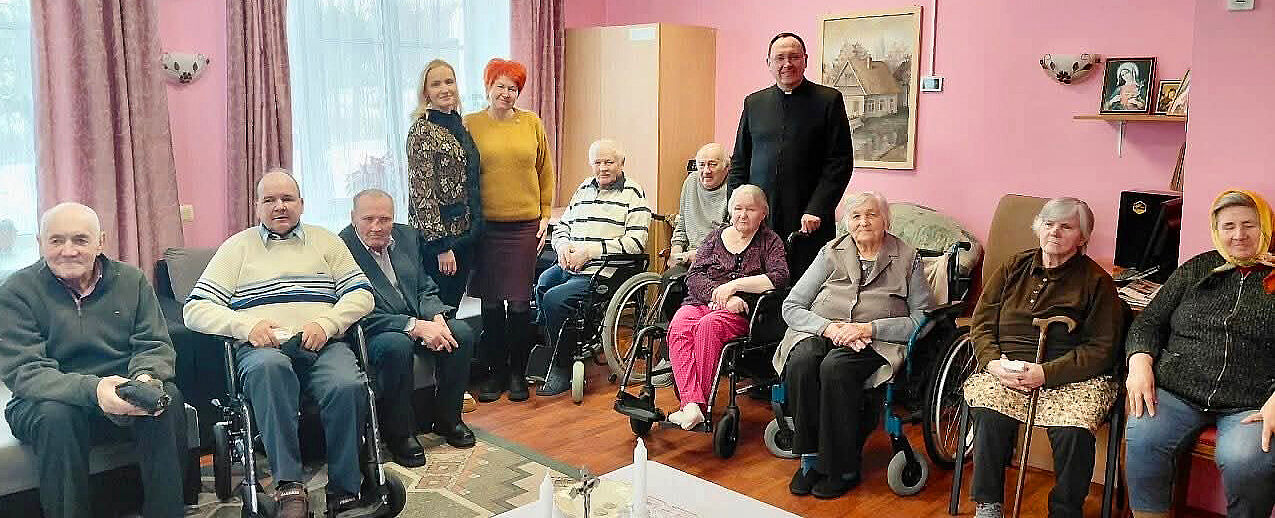 Die Bewohner des Sozialpflegezentrums "Rušona" freuen sich über gemeinsame Momente mit Sopranistin Katažina Dudareva, Janīna Kursīte und Pfarrer Andris Ševels MIC  (hinten v. l.). (Foto: privat)