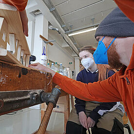 Die Holzwerkstatt in der „Manege“ in Berlin gehört zu den Aktivierungsmaßnahmen, an denen sich die Jugendlichen erproben können. (Foto: Bonifatiuswerk/Markus Nowak)