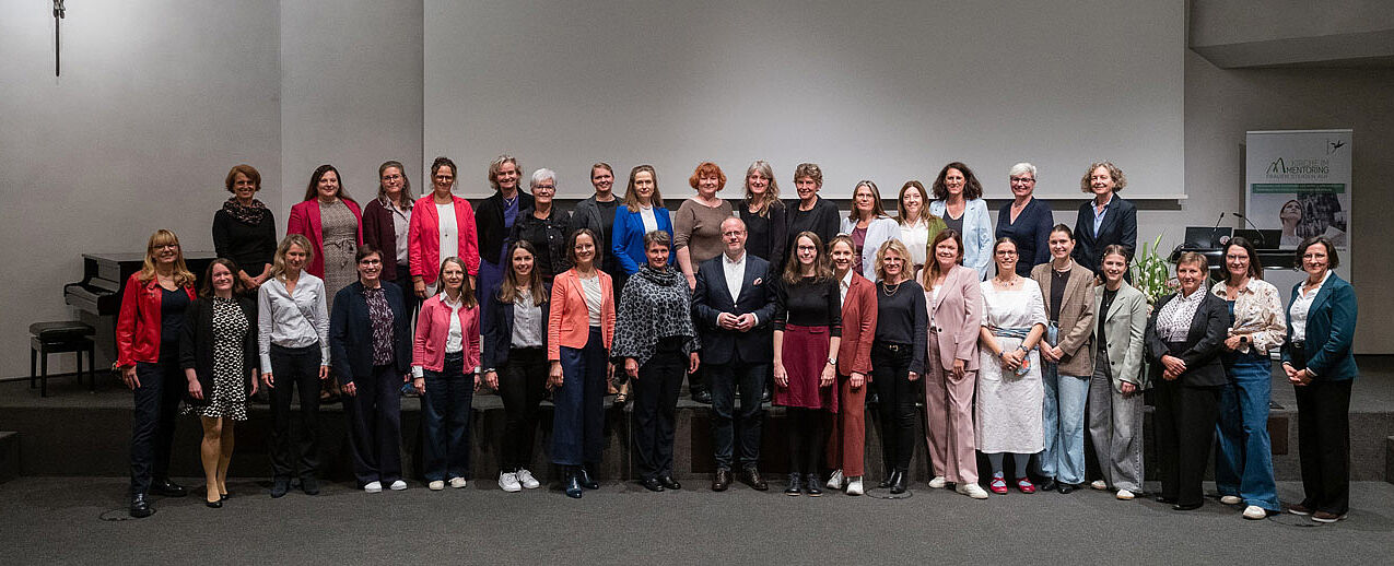 Die 16 Mentees werden auf ihrem Abschlussfoto begleitet von Dr. Claudia Lücking-Michel, ihren Mentorinnen und einem Mentor, einigen Personalverantwortlichen.(Foto: Stefan Winterstetter/Hildegardis-Verein)