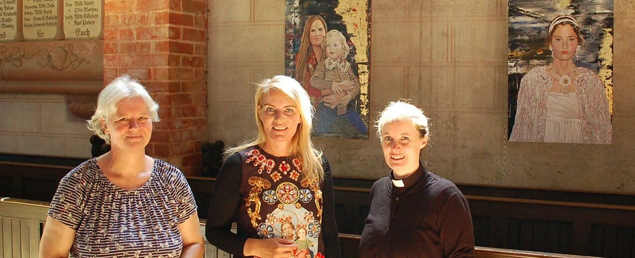 Tourismusseelsorgerin Marion von Brechan, die Künsterlin Sylvia Vandermeer und die evangelische Pastorin Taucher von Bergen vor einigen Werken der Ausstellung "Ave Maria - Moderne Madonnen" (v.l.). Foto: (Dr. Frank Meierewert)